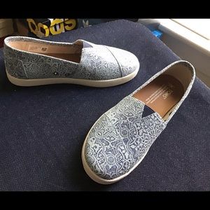 TOMS sneakers New without Tag